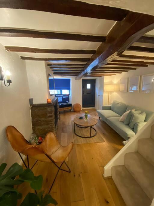 1750's With Open Fire And Beams