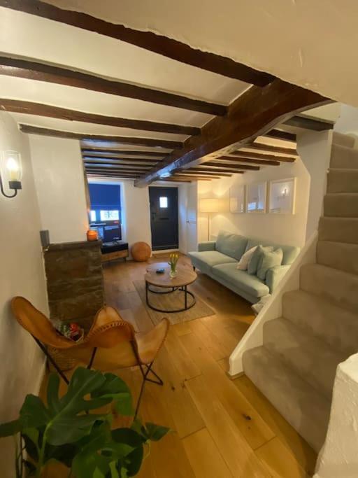 1750's With Open Fire And Beams *
