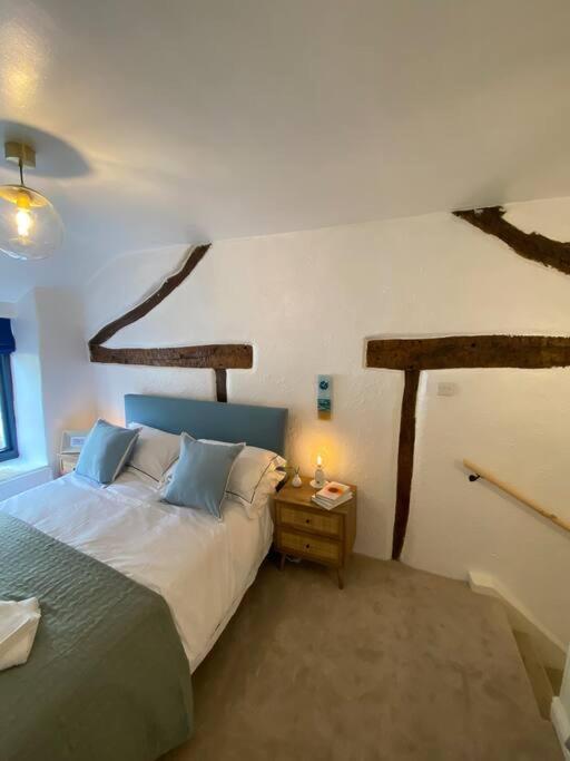 1750's With Open Fire And Beams